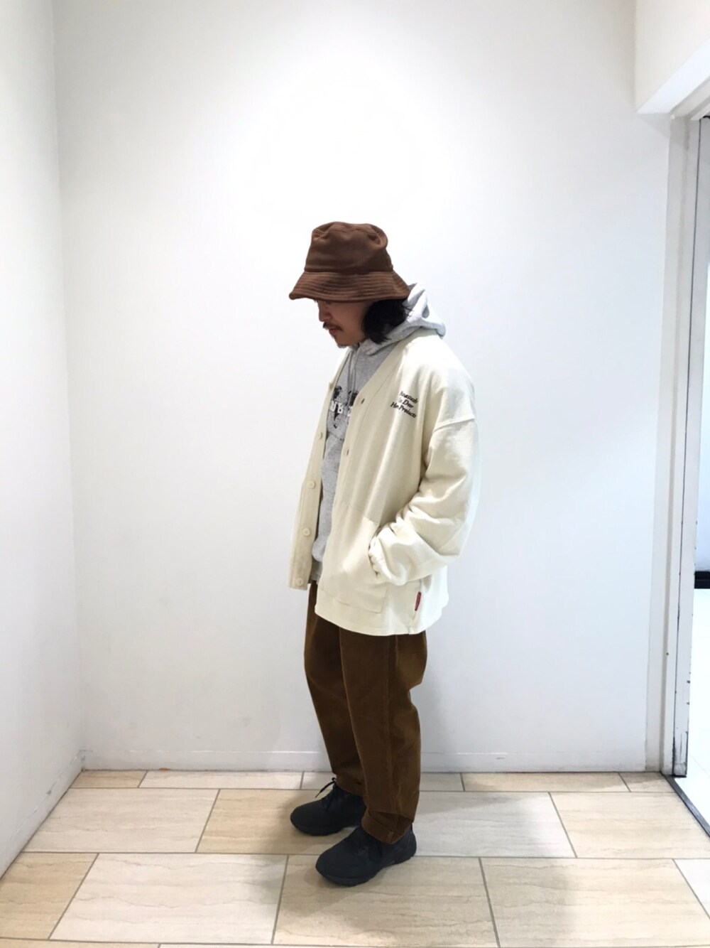 「MANASTASH、asics、sub pop、GRAMICCI、コーデュロイパンツ、ダッドスニーカー、スウェットカーディガン、スウェットコーデ、BEAVER、BEAVER名古屋」｜「ASICSのASICS/アシックス　GEL-VENTURE 8 WATERPROOF ゲルベンチャー8ウォータープルーフ（スニーカー、ブラック系）」を使った、伊藤さん（メンズ・165cm）の秋コーディネートの1枚目の写真