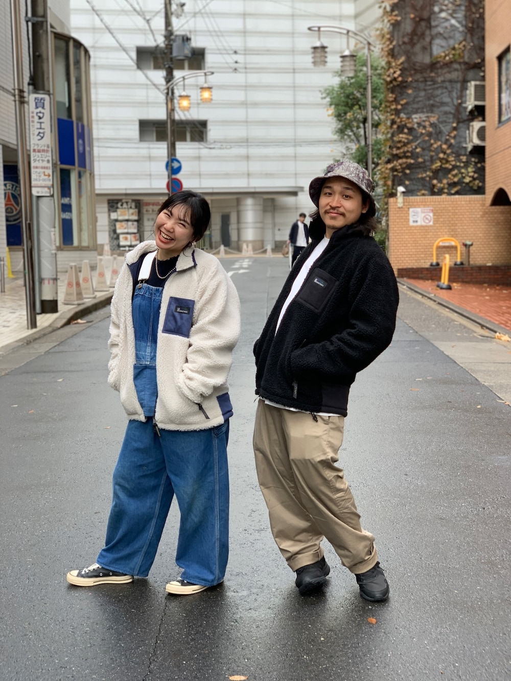 ブラック系のブルゾン、ベージュ系のブルゾン、ブラック系のスニーカーを着用したメンズの秋コーディネートの1枚目の写真