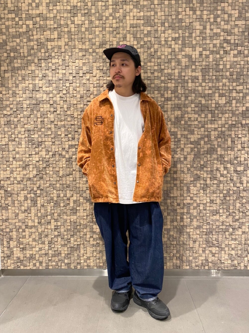 「poler、POLeR OUTDOOR STAFF、コーチジャケット、コーデュロイ、デニム、ワーク、ビックシルエット、秋のコーデ、BEAVER、BEAVER名古屋」｜「POLeR OUTDOOR STUFFのアイテム（ジャケット/アウター、ブラウン系）」を使った、伊藤さん（メンズ・165cm）の秋コーディネートの1枚目の写真