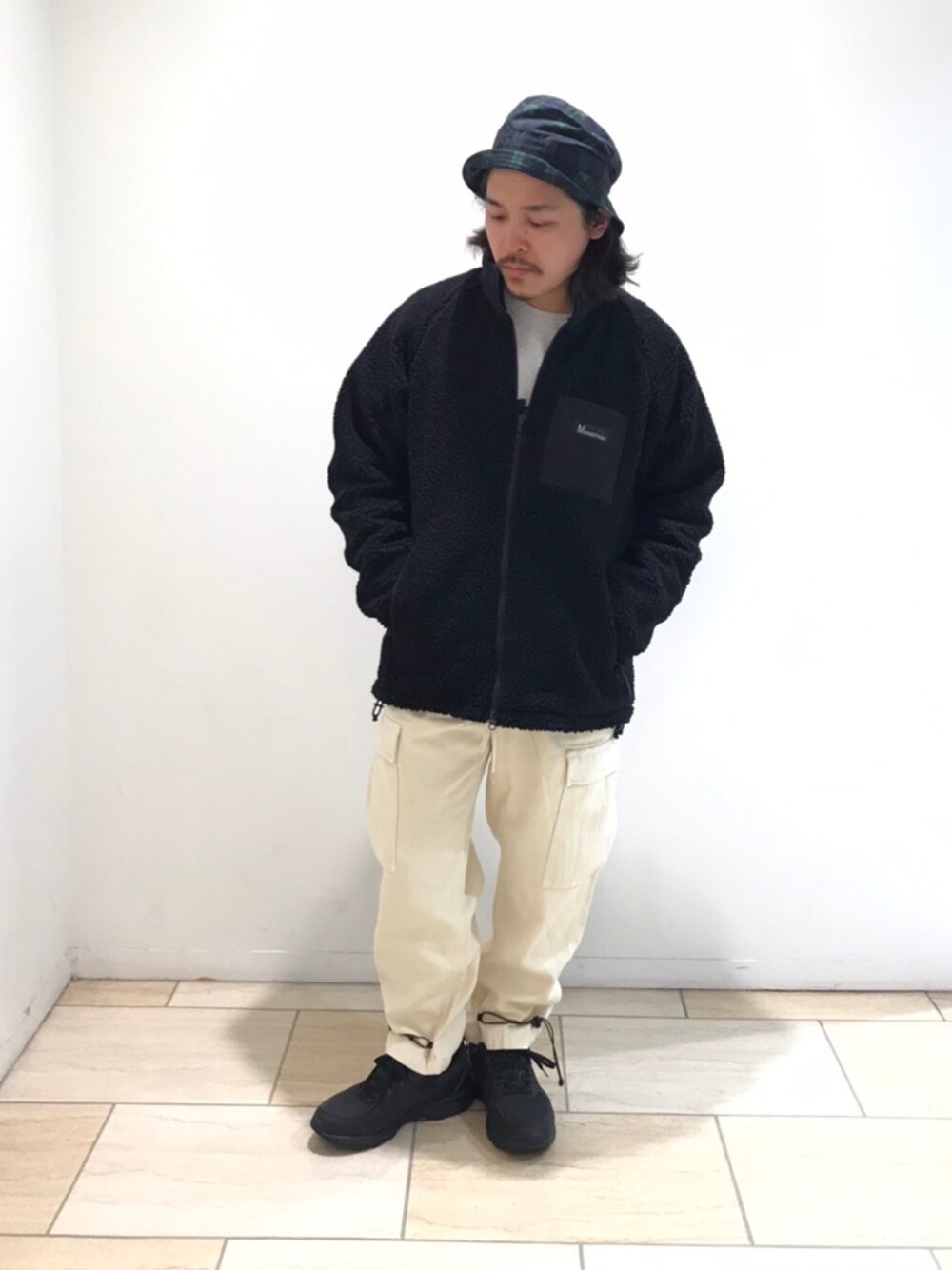 「ボアジャケット、MANASTASH、カーゴパンツコーデ、オーバーサイズ、asics、アウトドアミックス、ブラックウォッチ、チェック柄、BEAVER、BEAVER名古屋」｜「MANASTASHのMANASTASH/マナスタッシュ　TRAVERSE BOA JKT 2.0 トラバースボアジャケット2.0（ブルゾン、ブラック系）」を使った、伊藤さん（メンズ・165cm）の秋コーディネートの1枚目の写真