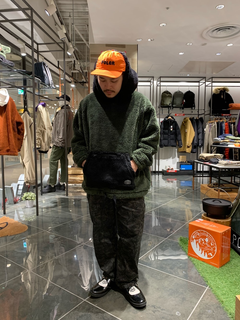 「POLeR OUTDOOR STAFF、ボアフリース、オレンジ、フーディー、シェフパンツ、カジュアル、オーバーサイズ、BEAVER、BEAVER名古屋、poler」｜「POLeR OUTDOOR STUFFのアイテム（キャップ、オレンジ系）」を使った、伊藤さん（メンズ・165cm）の冬コーディネートの1枚目の写真