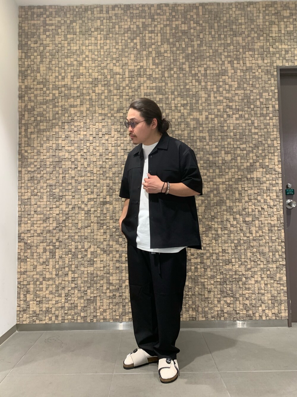 「セットアップ、セットアップスタイル、GRAMICCI、F/CE.、モノトーンコーデ、ブラックコーデ、シャワーサンダル、BEAVER、BEAVER名古屋」｜「GramicciのF/CE. × Gramicci / エフシーイー × グラミチ　SEAMLESS OPEN SHIRTS シームレス オープンシャツ（シャツ/ブラウス、ブラック系）」を使った、伊藤さん（メンズ・165cm）の春コーディネートの1枚目の写真