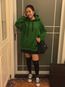 「CONVERSE（コンバース）のアイテム（スニーカー、ブラック系）」を使った、athena*何静さん（レディース・163cm）の冬コーディネート