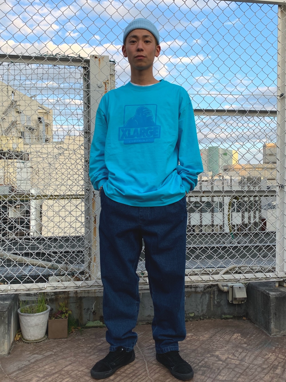「おうちスタイル、シンプルコーデ、オーバーサイズ、ootd、ストリート、ロンT、デニム、ニット帽、XLARGE、エクストララージ」｜「XLARGEのL/S TEE OG（Tシャツ/カットソー、ブルー系）」を使った、塩田裕典さん（メンズ・173cm）の春コーディネートの1枚目の写真