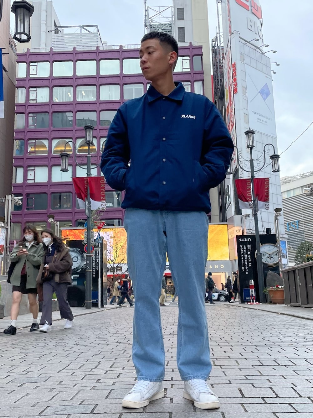 「白スニーカー、お洒落さんとつながりたい、コーチジャケット、ダック地、デニム、XLARGE、エクストララージ、アシックスタイガー」｜「XLARGEのOG DUCK COACHES JACKET（ブルゾン、ブルー系）」を使った、塩田裕典さん（メンズ・173cm）の冬コーディネートの1枚目の写真
