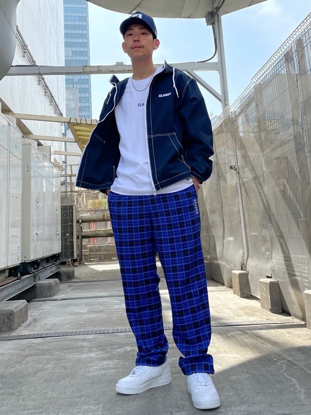 「おしゃれさんと繋がりたい、大人コーデ、チェックパンツ、XLARGE、エクストララージ、AF1」｜「XLARGEのCHECK EASY PANTS（その他パンツ、ブルー系）」を使った、塩田裕典さん（メンズ・173cm）の春コーディネートの1枚目の写真