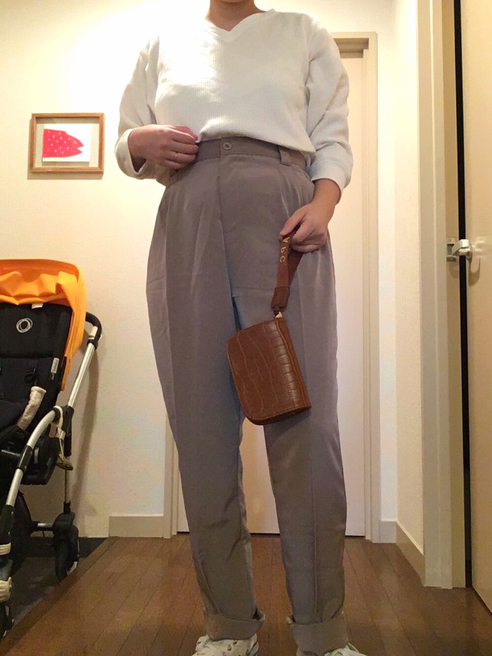 「ベージュパンツ、プチプラ、A.P.C.、アメアパ、American Apparel、ユニクロ、ワッフル、テーパードパンツ」｜「A.P.C.のPorte-clefs Patrice 18P（キーケース/キーアクセサリー、ブラウン系）」を使った、andyさん（レディース・163cm）の春コーディネートの1枚目の写真
