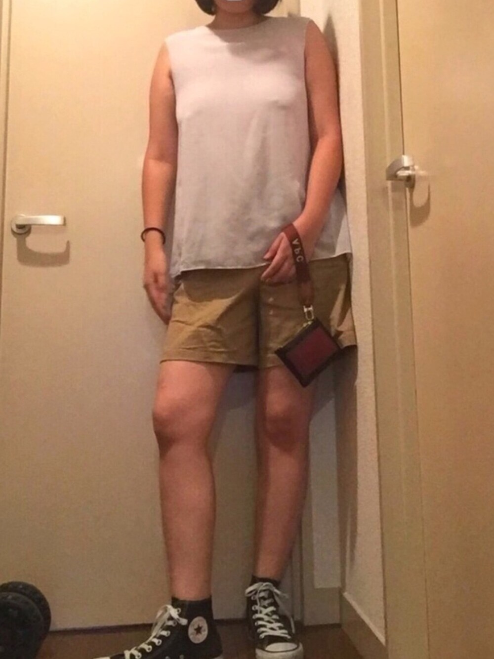 「コンバース ハイカット、converse、ショートパンツ、シンプル、ミニバッグ、A.P.C.、秋服準備はじめました」｜「UNIQLOのアイテム（シャツ/ブラウス、ブルー系）」を使った、andyさん（レディース・163cm）の秋コーディネートの1枚目の写真