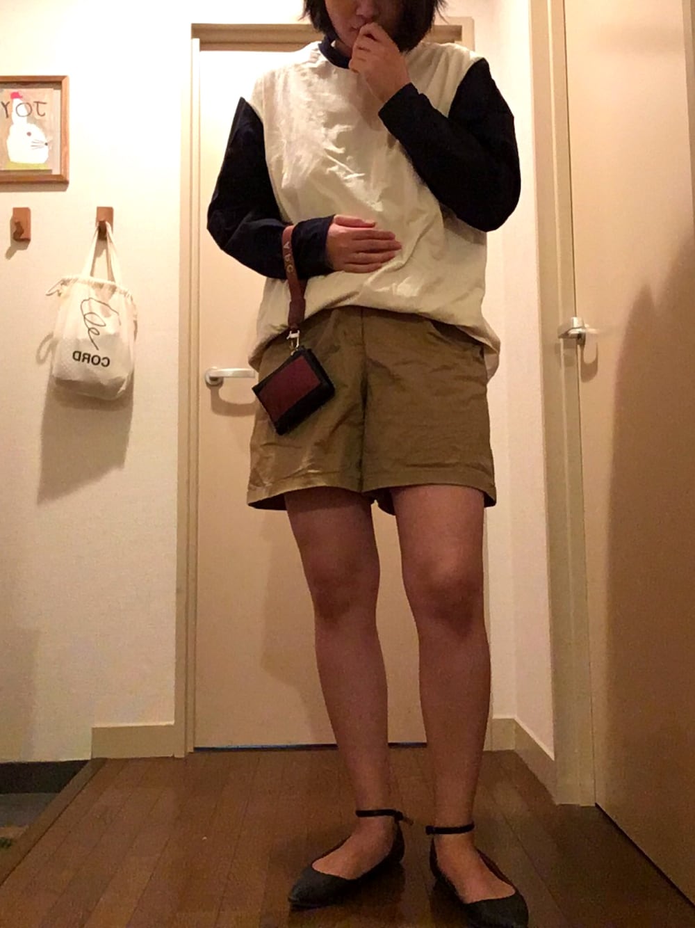 「秋服準備はじめました、ラグラン、A.P.C.、スポーツミックス、ミニバッグ、ペタンコ靴、ショートパンツ、アキコーデ」｜「GUのアイテム（チノパンツ、ベージュ系）」を使った、andyさん（レディース・163cm）の秋コーディネートの1枚目の写真