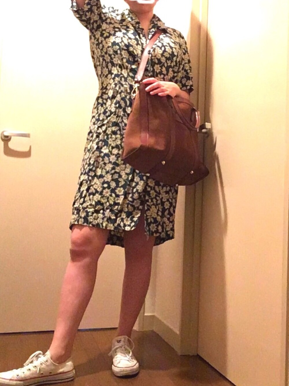 「A.P.C.、converse、春コーデ、シャツワンピ、花柄ワンピース」｜「A.P.C.のSAC LYDIA 15A（ハンドバッグ、ブラウン系）」を使った、andyさん（レディース・163cm）の春コーディネートの1枚目の写真