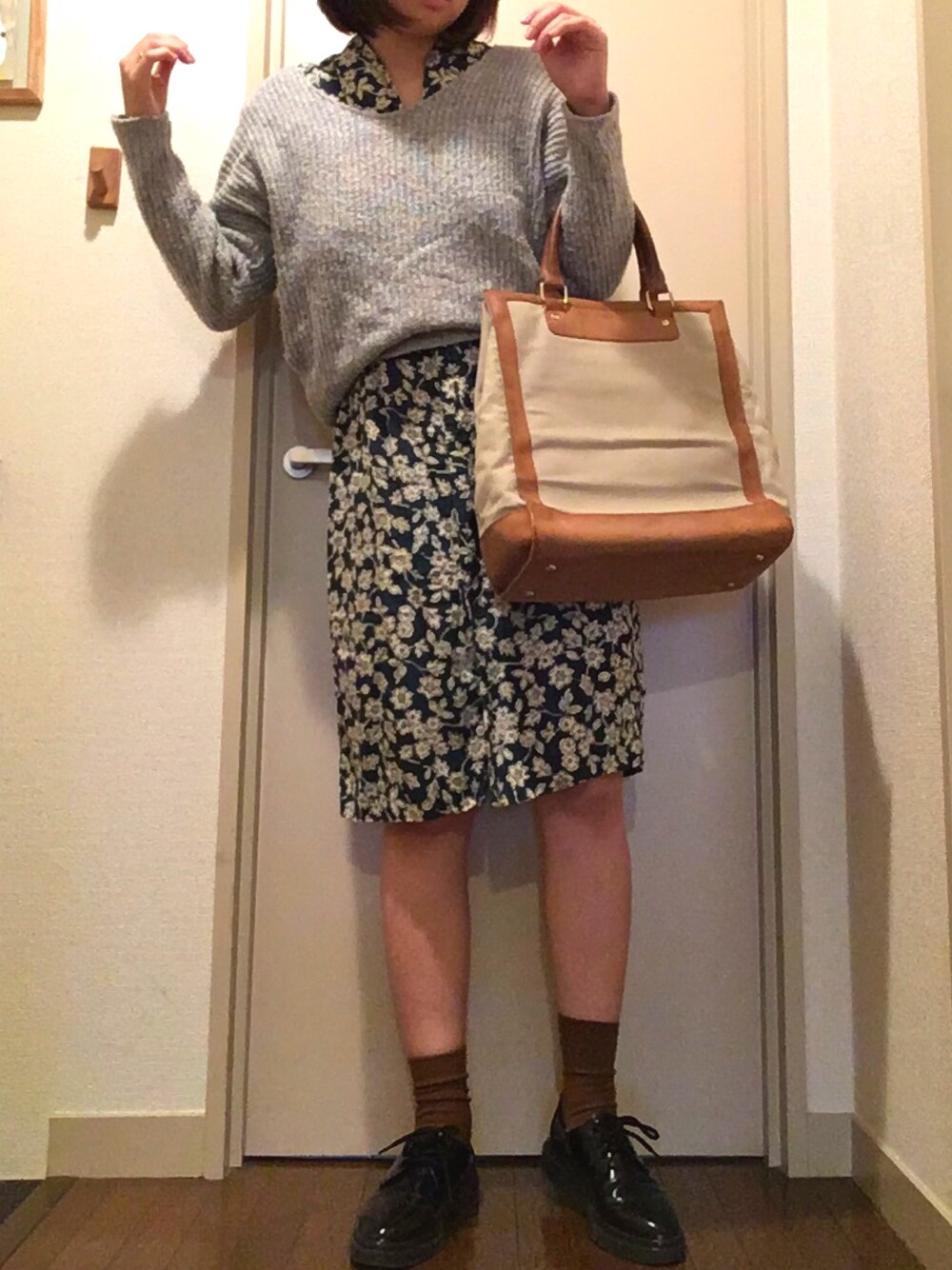 「秋コーデ、ワンピース、ニット、A.P.C.、秋色、くつした」｜「VINTAGEのアイテム（シャツワンピース、グリーン系）」を使った、andyさん（レディース・163cm）の秋コーディネートの1枚目の写真