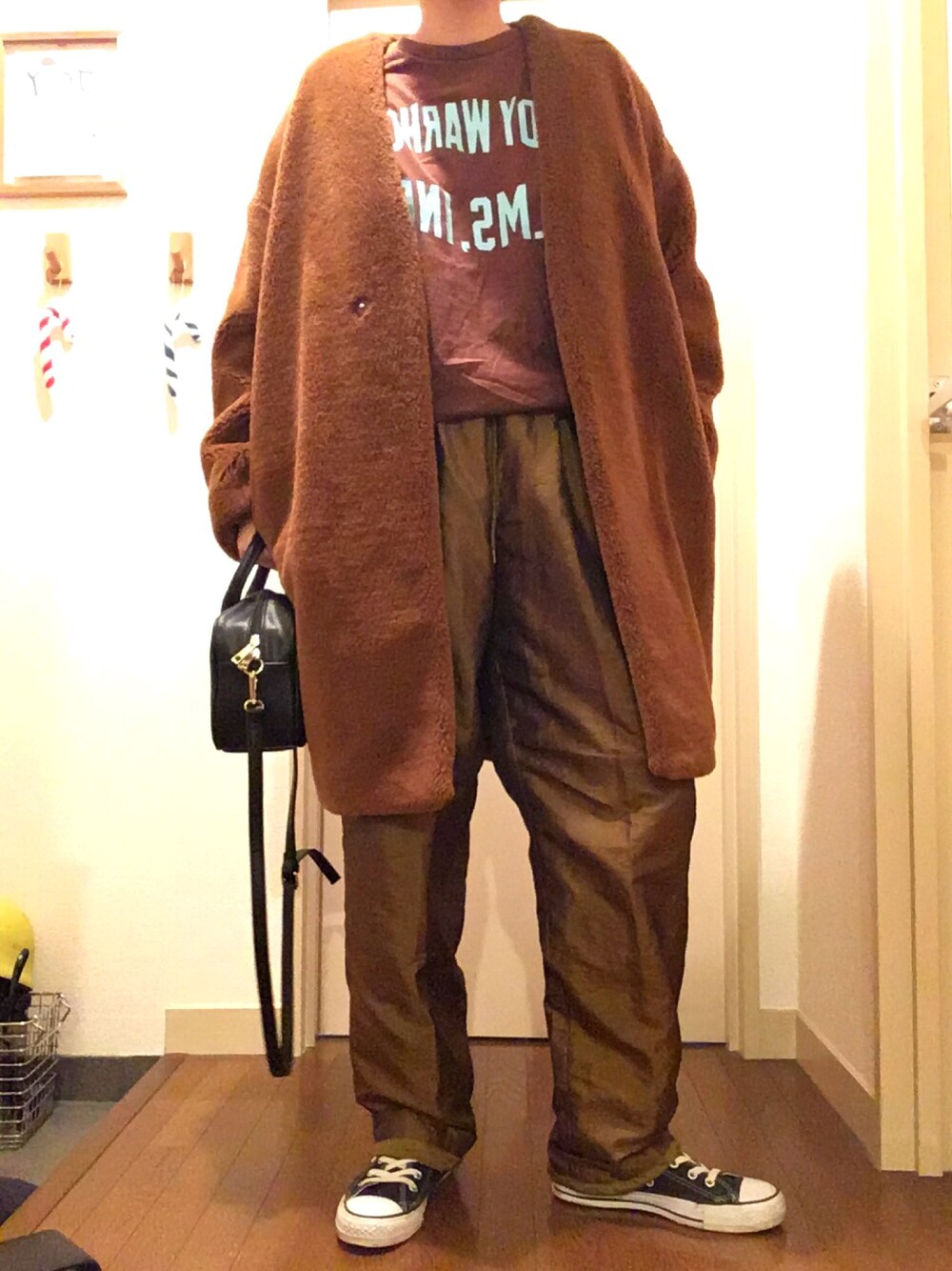 「光沢パンツ、シャイニー、ボアコート、同系色コーデ」｜「VINTAGEのアイテム（パンツ、グリーン系）」を使った、andyさん（レディース・163cm）の冬コーディネートの1枚目の写真