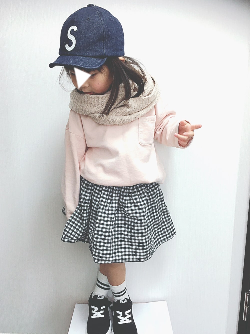 ピンク系のスウェット、ブラック系のスカート、ブラック系のスニーカーを着用したキッズの春コーディネートの1枚目の写真