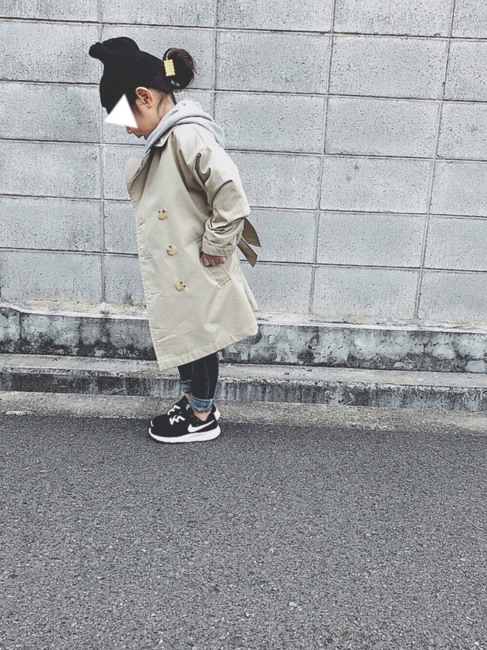 「trenchcoat festival、グレーパーカー、タンジュン、ニット帽、スキニーデニム、5歳、trench coat festival」｜「GUのアイテム（トレンチコート、ベージュ系）」を使った、hiiiiさん（キッズ・100cm）の春コーディネートの1枚目の写真