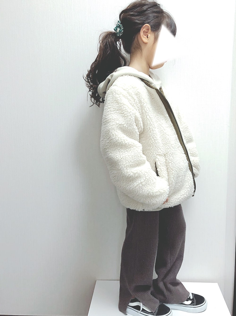 ホワイト系のパーカー、ブラウン系のその他パンツ、ブラック系のスニーカーを着用したキッズの冬コーディネートの1枚目の写真