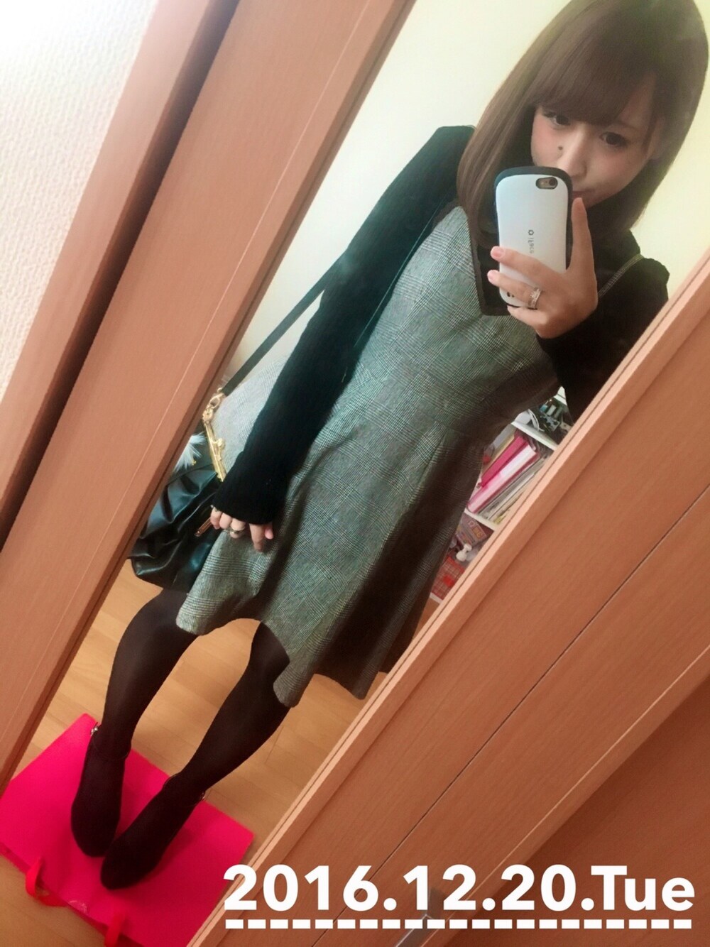 ブラウン系のワンピース/ドレス、ブラック系のパンプス、ホワイト系のショルダーバッグを着用したレディースの冬コーディネートの1枚目の写真