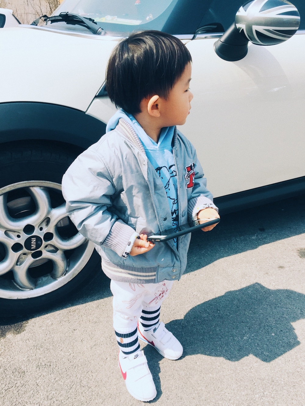 「kids」｜「UNIQLOのアイテム（スタジャン、グレー系）」を使った、Maiboaさん（キッズ・90cm）の春コーディネートの1枚目の写真