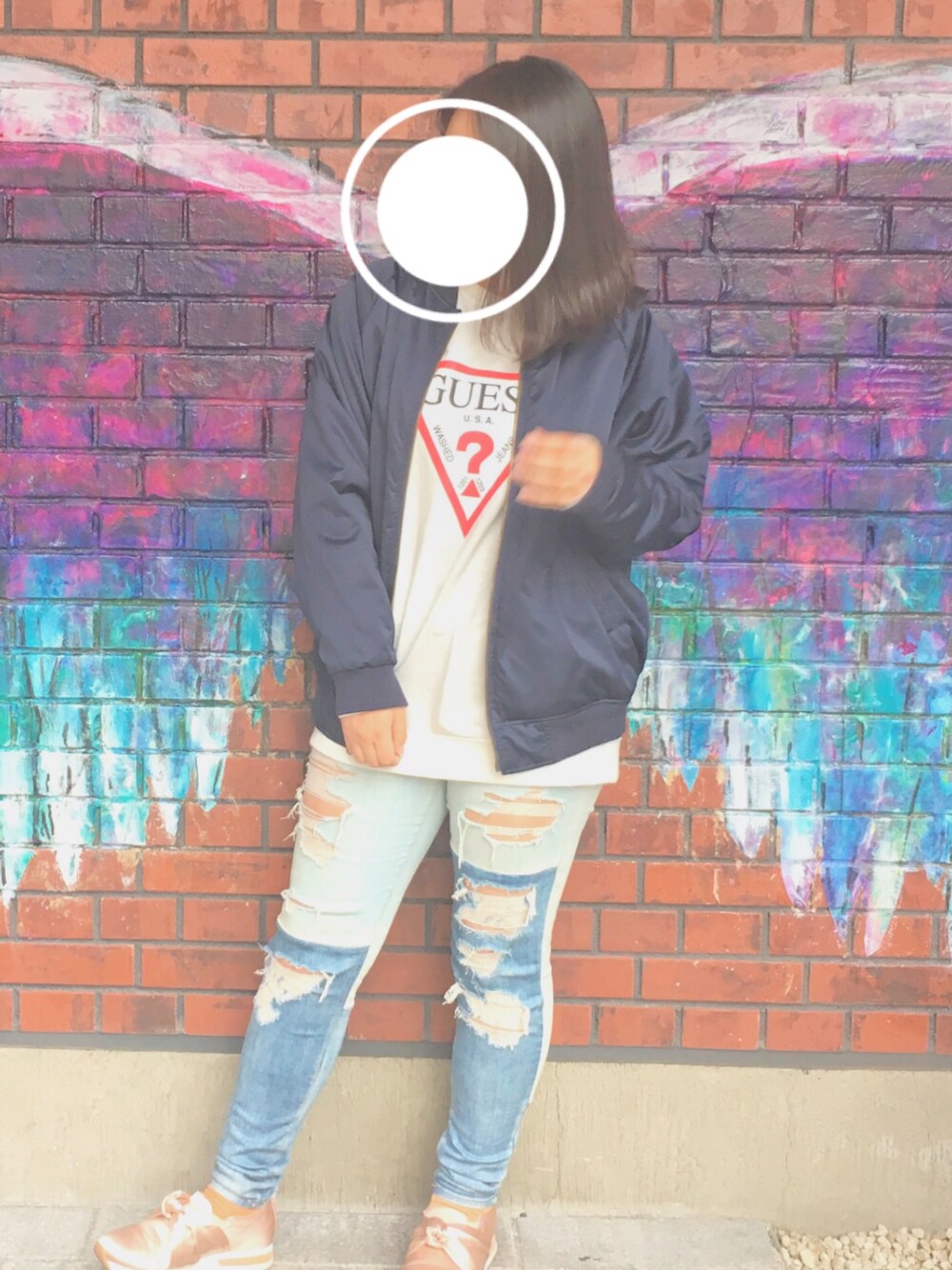 ホワイト系のスウェット、ブルー系のデニムパンツ、ブルー系のMA-1を着用したレディースの春コーディネートの1枚目の写真