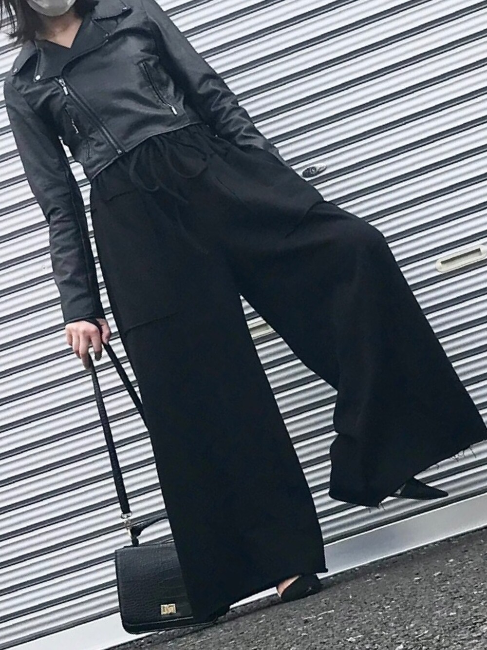 「LVEU.のアイテム（スウェットパンツ、ブラック系）」を使った、Mikoさん（レディース・160cm）の春コーディネートの1枚目の写真