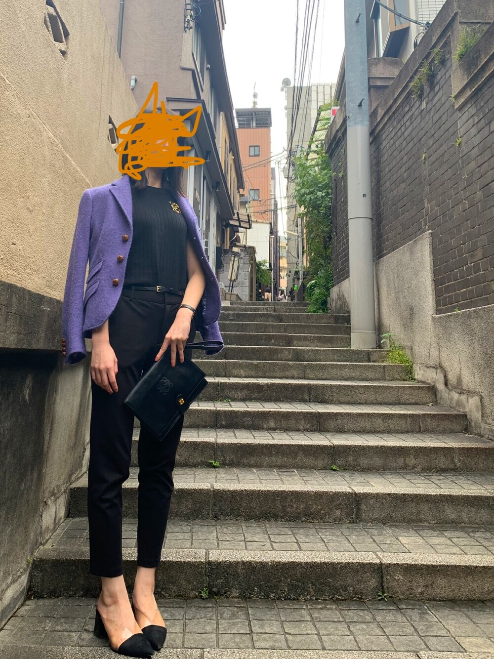 「LOEWEのアイテム（クラッチバッグ、ブラック系）」を使った、Mikoさん（レディース・162cm）の秋コーディネートの1枚目の写真