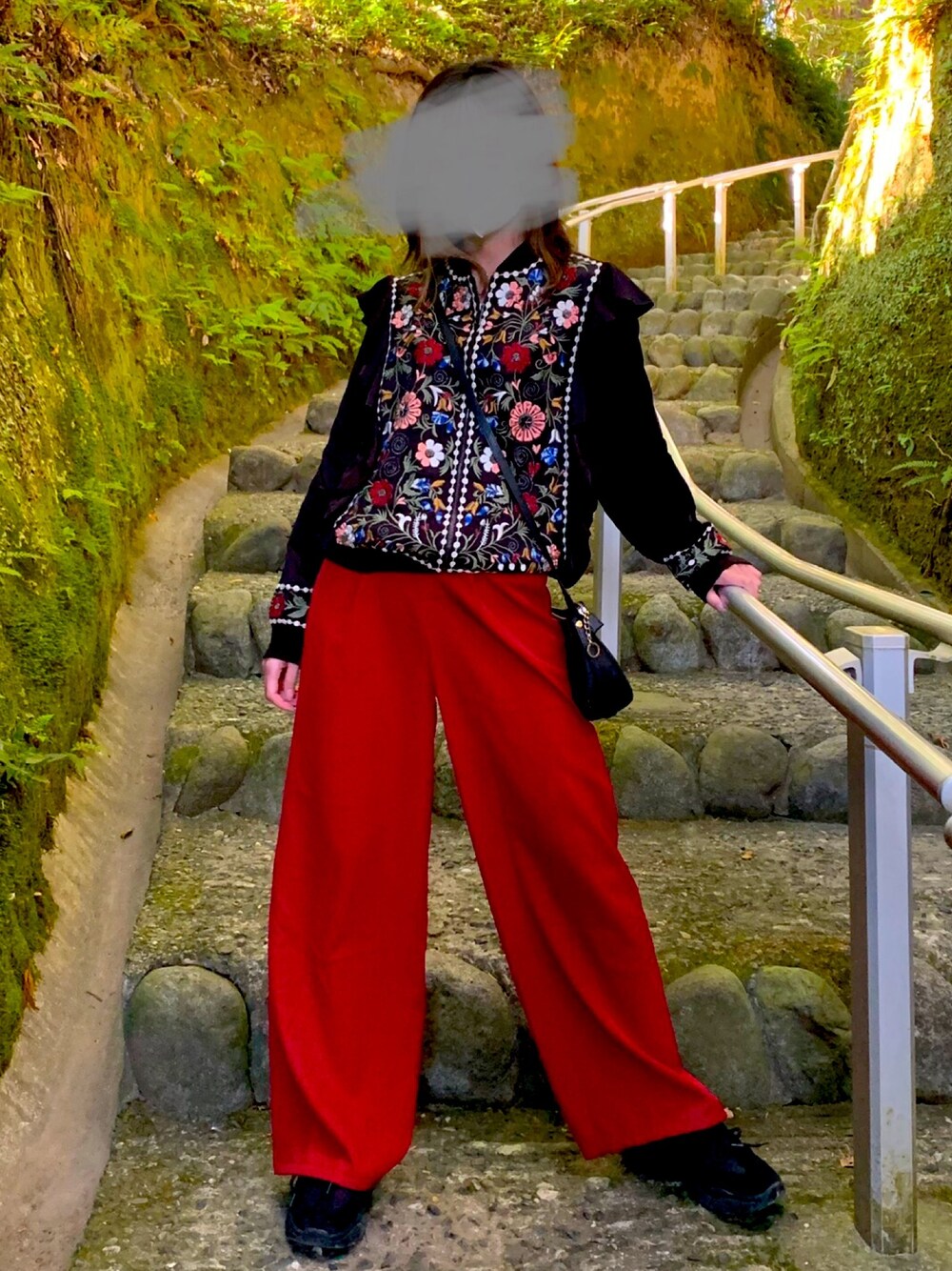 「no brandのアイテム（パンツ、レッド系）」を使った、Mikoさん（レディース・162cm）の秋コーディネートの1枚目の写真