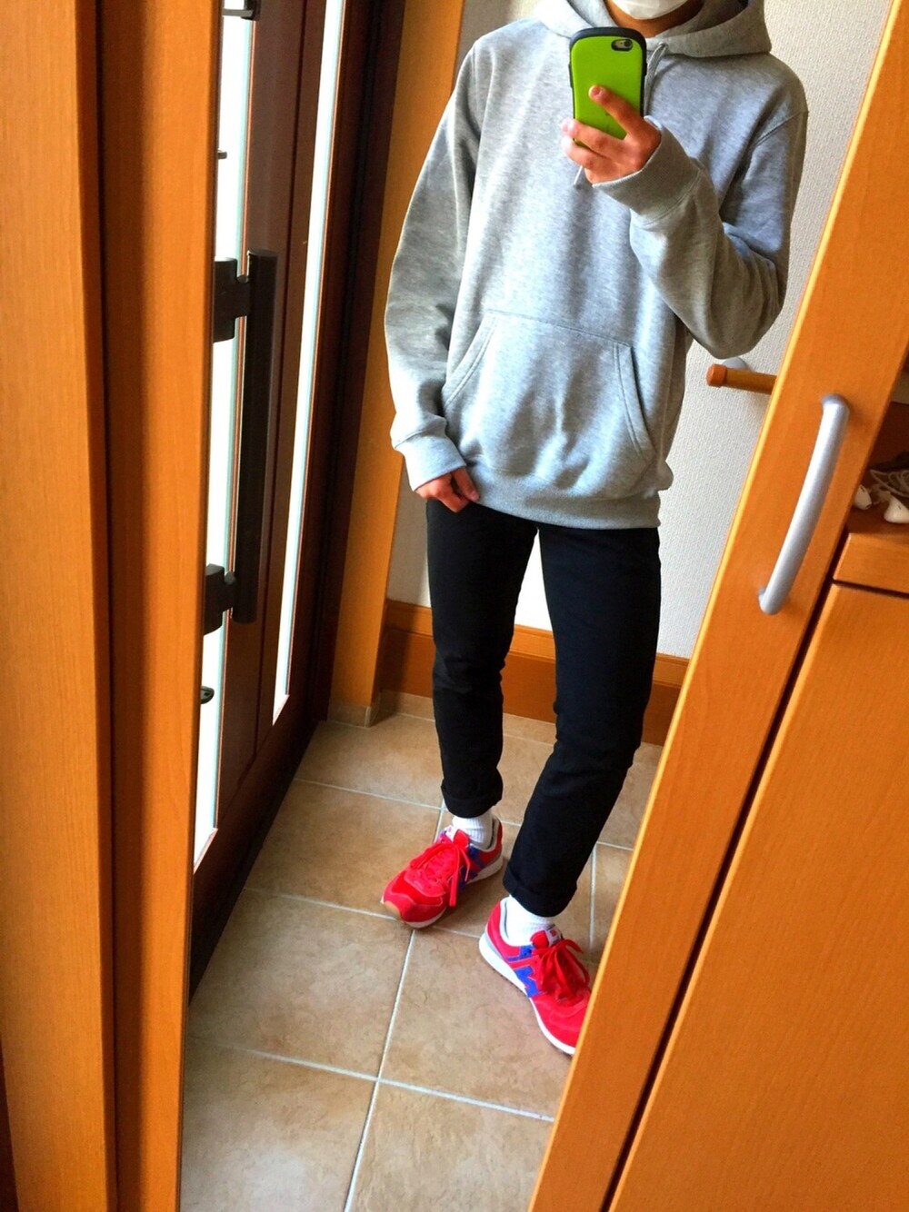 「NEW BALANCEのアイテム（スニーカー、レッド系）」を使った、Ryogaさん（メンズ・170cm）の春コーディネートの1枚目の写真