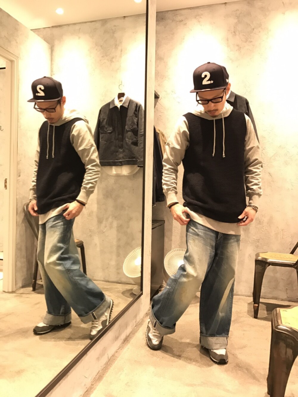「秋冬コーデ、おしゃれさんと繋がりたい、やっぱりストリートが好き、スニーカー、オーバーサイズ、レイヤードスタイル、キャップ、ニットベスト、SPALWART、デニム」｜「SPALWARTのアイテム（スニーカー、グレー系）」を使った、tatさん（メンズ・173cm）の秋コーディネートの1枚目の写真