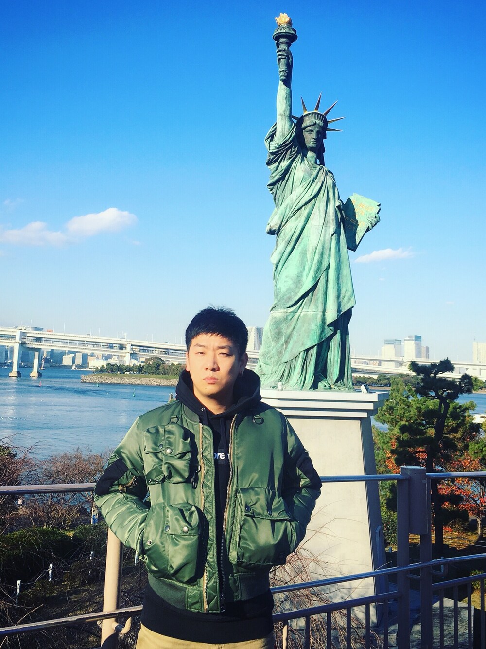「お台場、BerBerJin、PORTER、MA-1、supreme」｜「PORTERのアイテム（ミリタリージャケット、グリーン系）」を使った、KABOKOUさん（メンズ・175cm）の春コーディネートの1枚目の写真