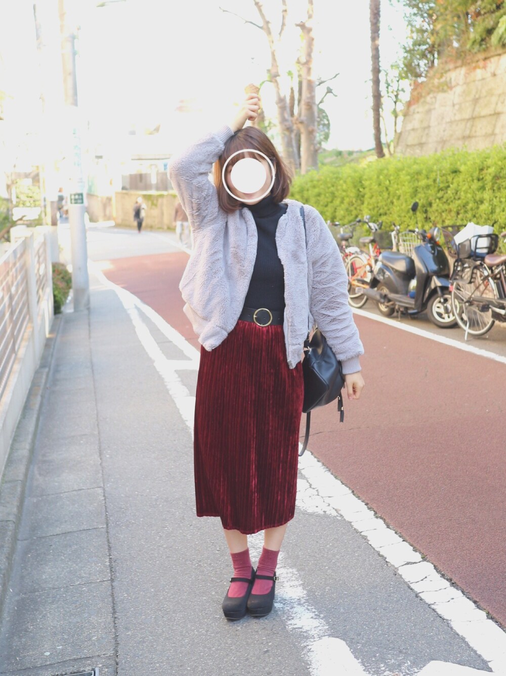 「GU、ベロア、冬コーデ、オトナカジュアル、シンプルコーデ、赤、タートルネック、黒×赤、ootd、スニーカー」｜「ems exciteのアイテム（ブルゾン、グレー系）」を使った、すみカピさん（レディース・157cm）の冬コーディネートの1枚目の写真