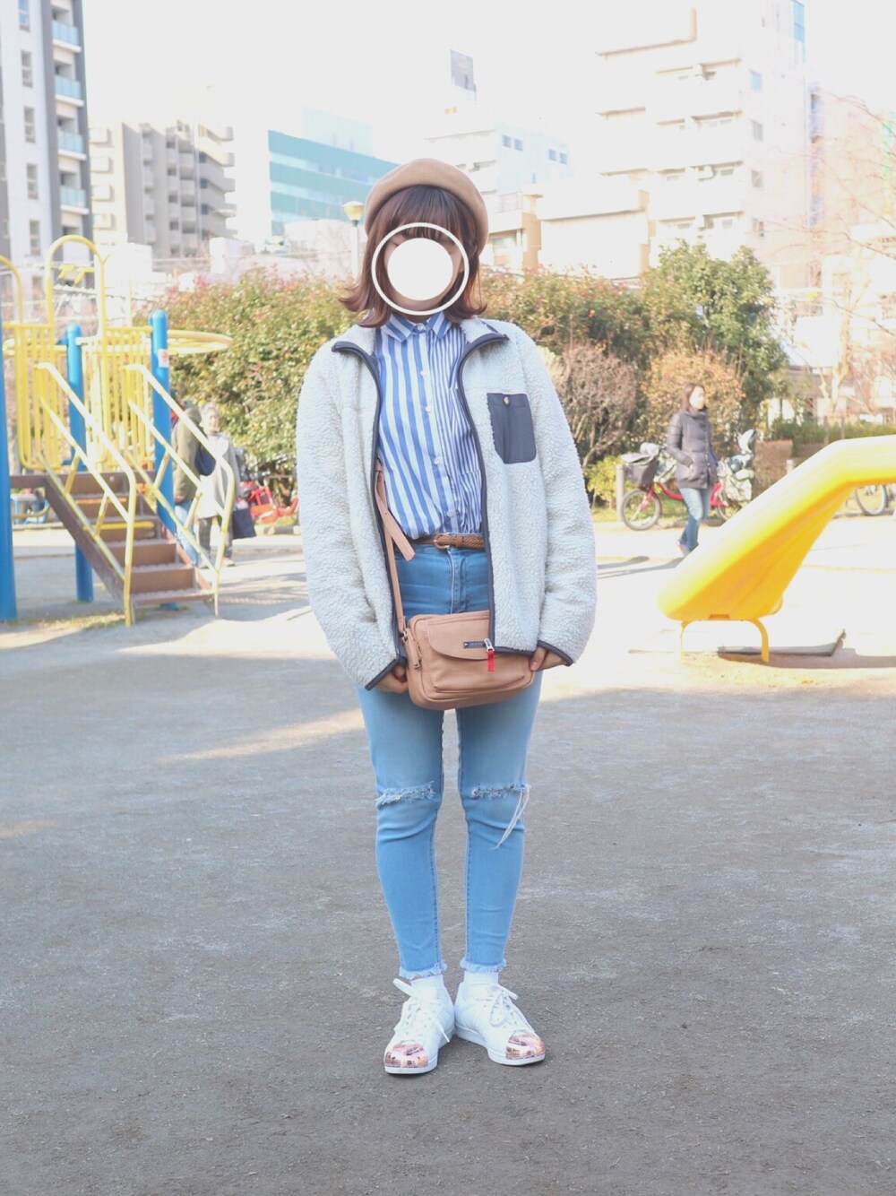 「散歩、公園、春コーデ、ベレー帽、パステルカラー、フリース、シャツ×デニム、adidas、ストライプ、ショルダーバッグ」｜「Bershkaのアイテム（シャツ/ブラウス、ブルー系）」を使った、すみカピさん（レディース・157cm）の冬コーディネートの1枚目の写真