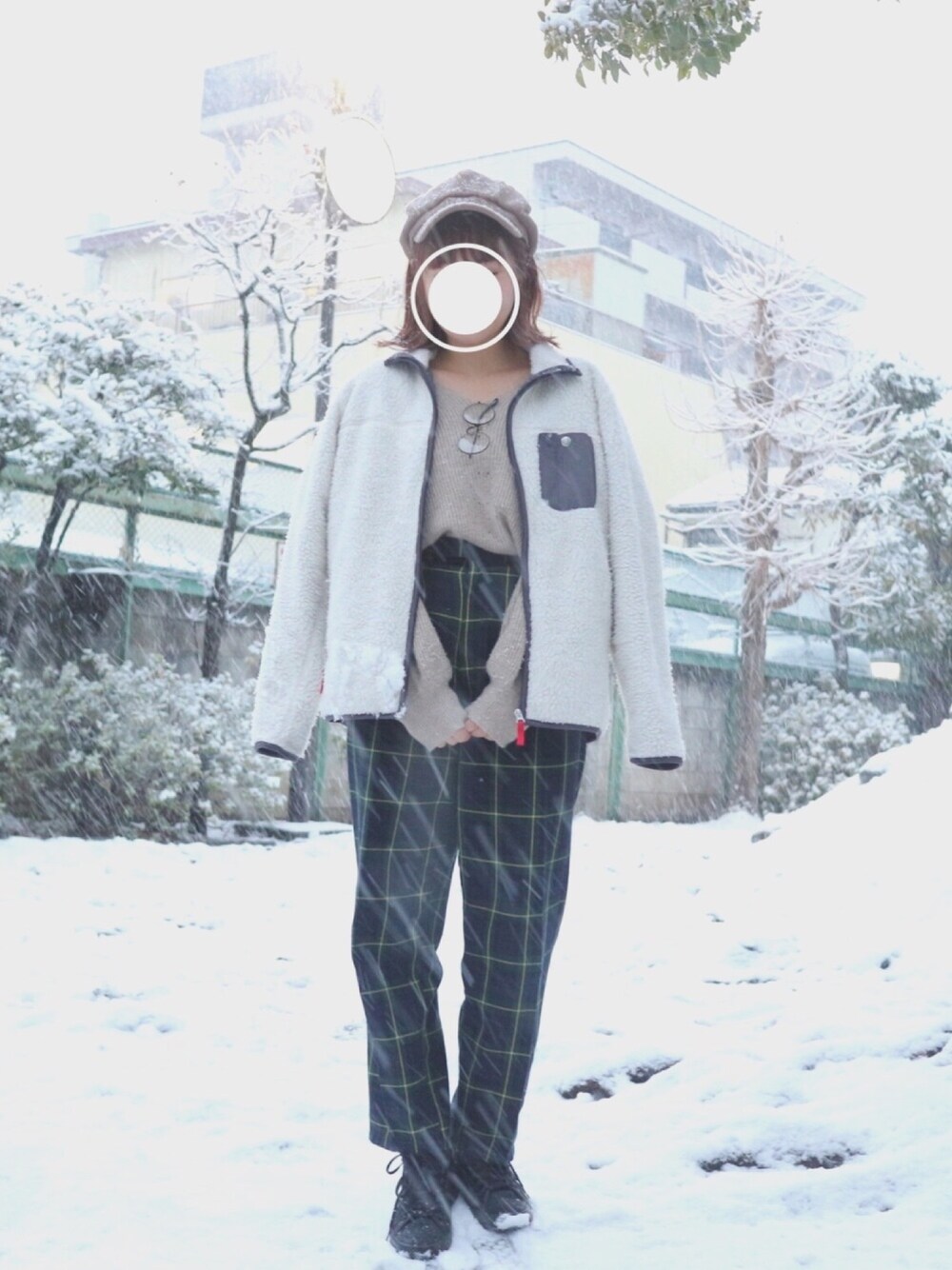 「カジュアルコーデ、雪、フリース、チェックパンツ、ニット、丸メガネ、帽子、帽子×メガネ、ハイウエスト、スニーカーコーデ」｜「Sweet Camelのアイテム（スラックス、グリーン系）」を使った、すみカピさん（レディース・157cm）の冬コーディネートの1枚目の写真