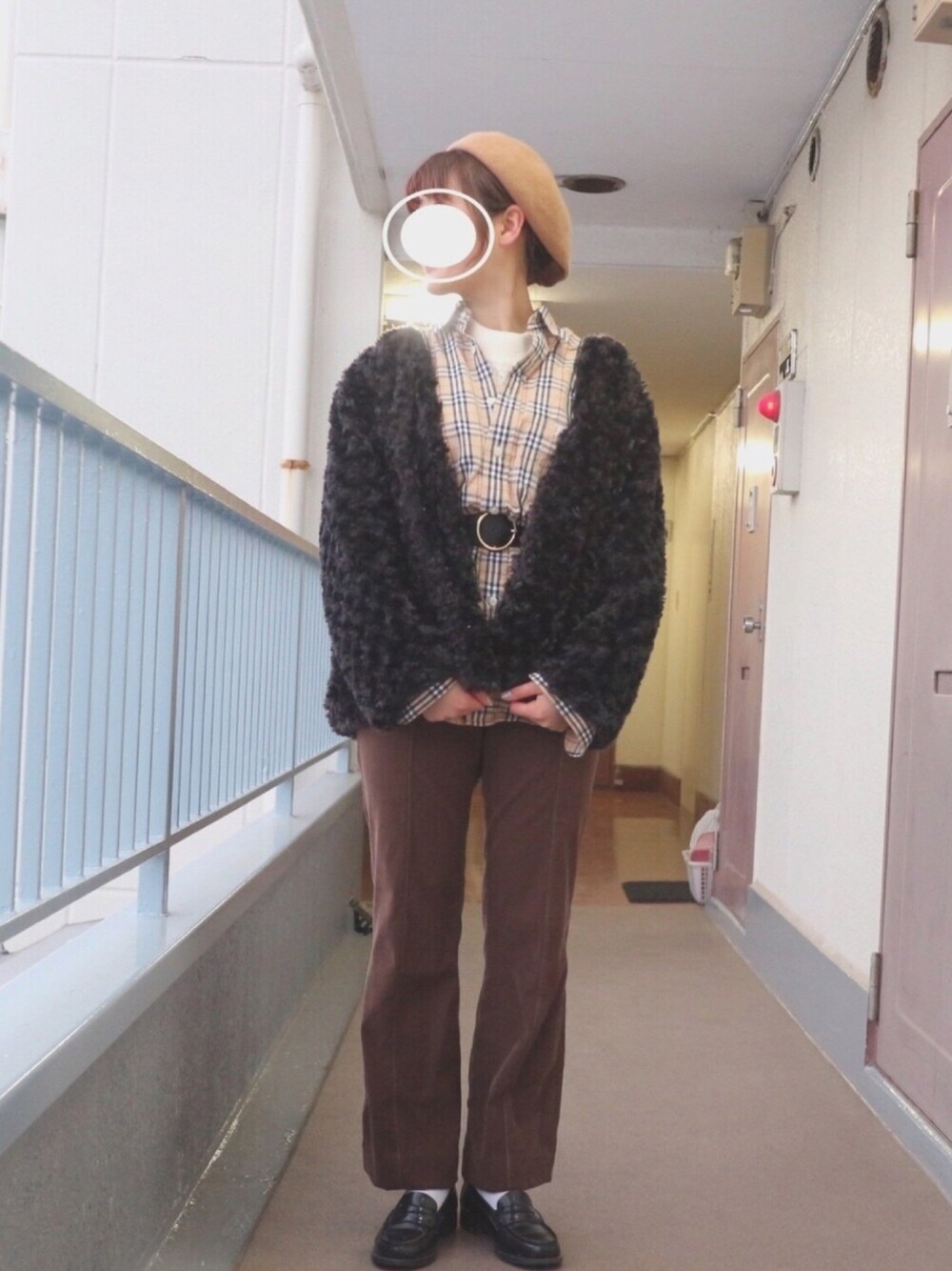 「burberry、シンプルコーデ、ベレー帽、ローファー、ブラック、ベルト、美容学生、ootd、古着、古着MIX」｜「BURBERRYのアイテム（シャツ/ブラウス、ベージュ系）」を使った、すみカピさん（レディース・157cm）の冬コーディネートの1枚目の写真