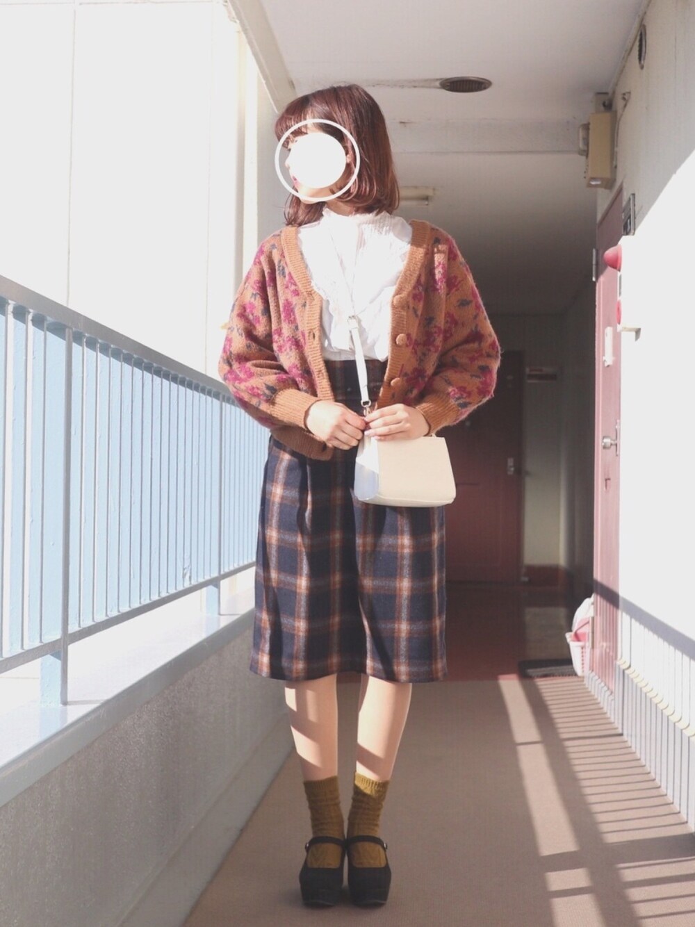 「お出かけコーデ、ハイネック、花柄、カーディガン、ガーリー、靴下屋、美容学生、ootd、休日スタイル、チェックスカート」｜「NICE CLAUPのアイテム（カーディガン/ボレロ、ブラウン系）」を使った、すみカピさん（レディース・157cm）の冬コーディネートの1枚目の写真