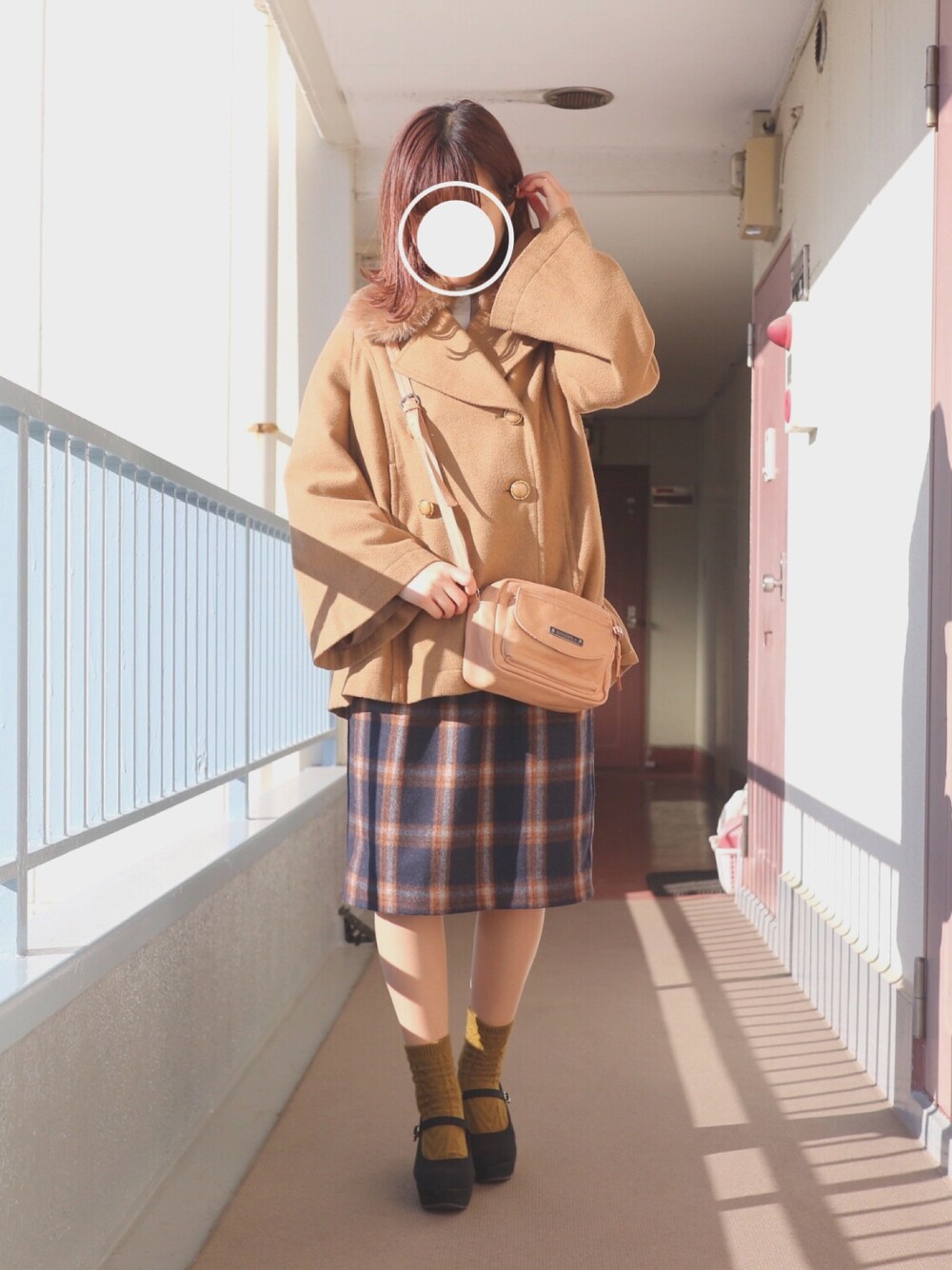 「ootd、休日スタイル、チェックスカート、dazzlin、古着MIX、ハイネック、ベージュ、ガーリー、ショルダーバッグ、デート」｜「dazzlinのアイテム（ピーコート、ベージュ系）」を使った、すみカピさん（レディース・157cm）の冬コーディネートの1枚目の写真