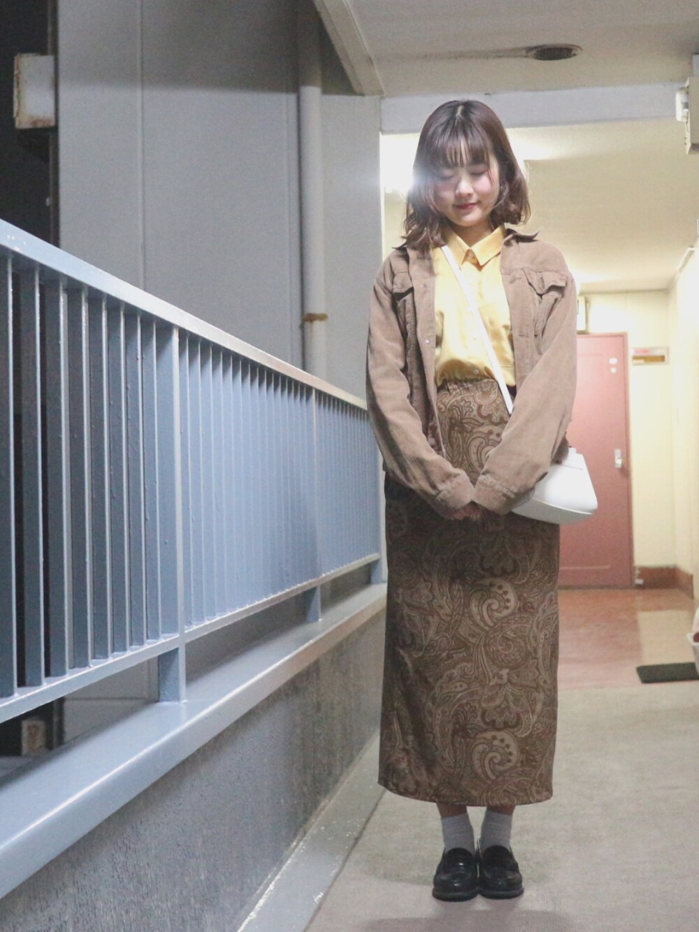 「お洒落さんとつながりたい、古着、古着コーデ、ootd、ローファー、レトロ、シャツスタイル、着回しコーデ、プチプラ、オトナカジュアル」｜「dazzlinのミニ2WAYバッグ（ショルダーバッグ、ホワイト系）」を使った、すみカピさん（レディース・157cm）の冬コーディネートの1枚目の写真