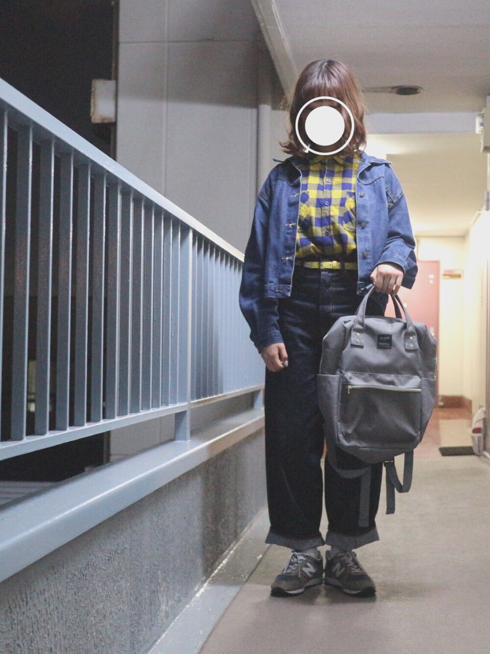 「シンプル、デニムオンデニム、チェックシャツ、デニム、ベルト、スニーカー、New Balance、GU、イエロー、リュック」｜「GRLのデニムジャケット（デニムジャケット、ブルー系）」を使った、すみカピさん（レディース・157cm）の冬コーディネートの1枚目の写真