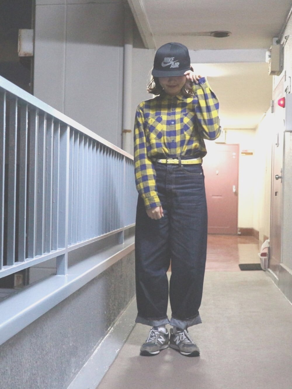 「チェックシャツ、ベルト、デニムパンツ、NIKE、niko and ...、春、ootd、カジュアル、スニーカー、美容学生」｜「NIKEのNIKE/ナイキ エア トゥルー キャップ（キャップ、ブラック系）」を使った、すみカピさん（レディース・157cm）の冬コーディネートの1枚目の写真