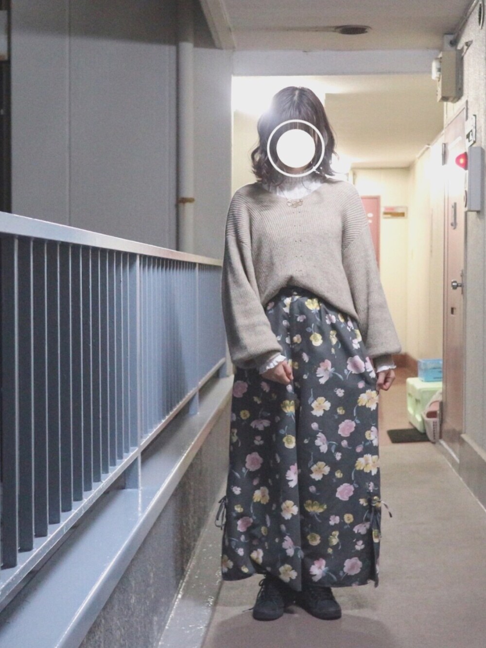 「ootd、春コーデ、冬コーデ、ワイドパンツ、シンプルコーデ、デート、グレー×ベージュ、花柄、ボブ、フリルネック」｜「niko and...のスギアヤ畦プルオーバー【niko and ...】（ニット/セーター、ベージュ系）」を使った、すみカピさん（レディース・157cm）の冬コーディネートの1枚目の写真