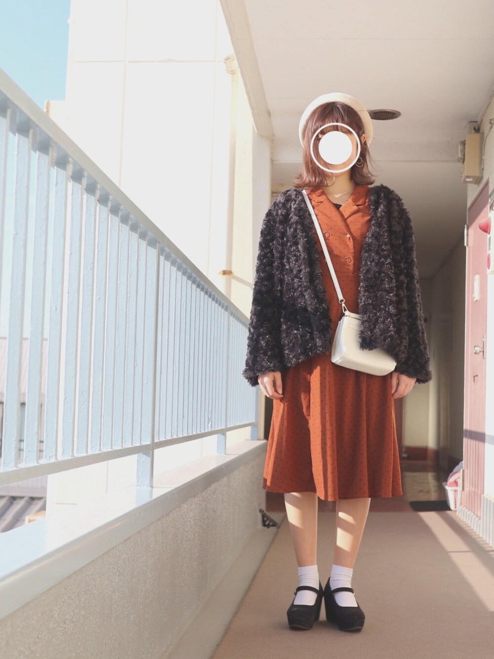 「ベレー帽、ワンピース、LOWRYS FARM、ootd、きれいめカジュアル、もこもこ、ショルダーバッグ、美容学生、ドット、白ソックス」｜「FREE'S MARTの開衿ドットワンピース（ワンピース、ブラウン系）」を使った、すみカピさん（レディース・157cm）の冬コーディネートの1枚目の写真