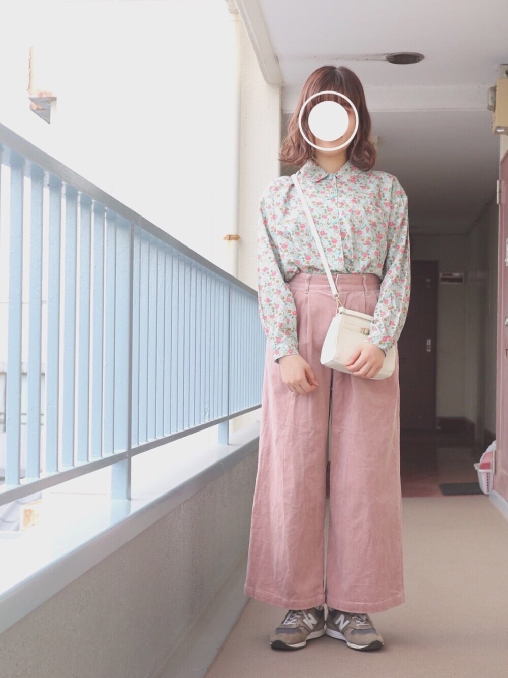 「休日コーデ、デート、古着MIX、お洒落さんとつながりたい、ワイドパンツ、花柄、ショルダーバッグ、春コーデ、春、プチプラ」｜「三匹のこねこのアイテム（シャツ/ブラウス、グリーン系）」を使った、すみカピさん（レディース・157cm）の冬コーディネートの1枚目の写真