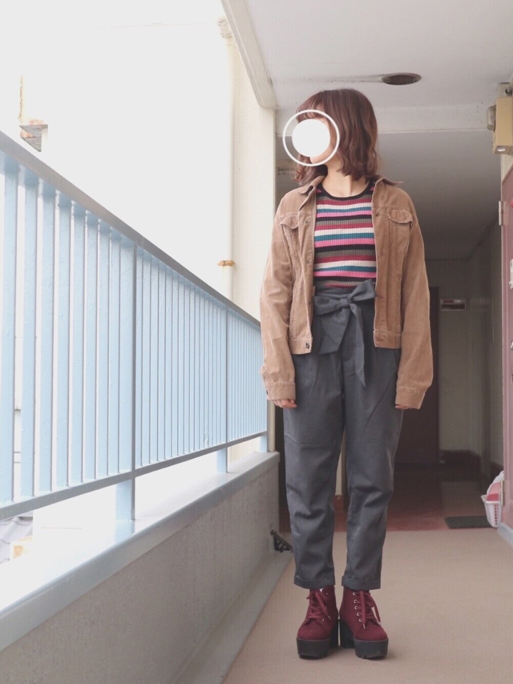 「プチプラ、バレンタイン、バレンタインデートスタイル、デニムジャケット、ワインレッド、オトナ女子、おしゃれさんと繋がりたい、パンツスタイル、古着MIX、ボーダー」｜「古着のアイテム（デニムジャケット、ブラウン系）」を使った、すみカピさん（レディース・157cm）の冬コーディネートの1枚目の写真