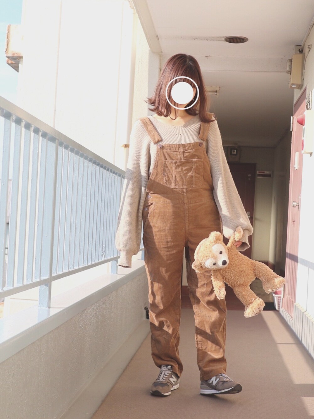 「スニーカー、サロペット、古着MIX、シンプル、ベージュ、ディズニー、ダッフィー、niko and ...、春コーデ、お洒落さんとつながりたい」｜「niko and...のスギアヤ畦プルオーバー【niko and ...】（ニット/セーター、ベージュ系）」を使った、すみカピさん（レディース・157cm）の冬コーディネートの1枚目の写真
