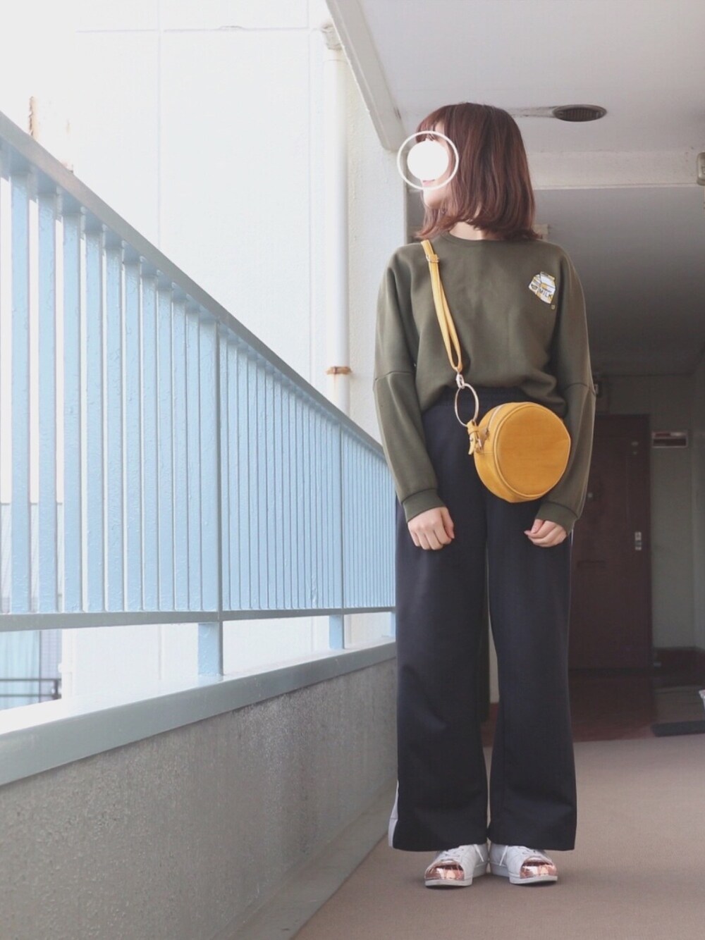 「シンプルコーデ、ラインパンツ、adidas、ショルダーバッグ、春コーデ、お洒落さんとつながりたい、ワイドパンツ、カーキ、スニーカー、ストリート」｜「Harajukuのアイテム（スウェット、グリーン系）」を使った、すみカピさん（レディース・157cm）の冬コーディネートの1枚目の写真