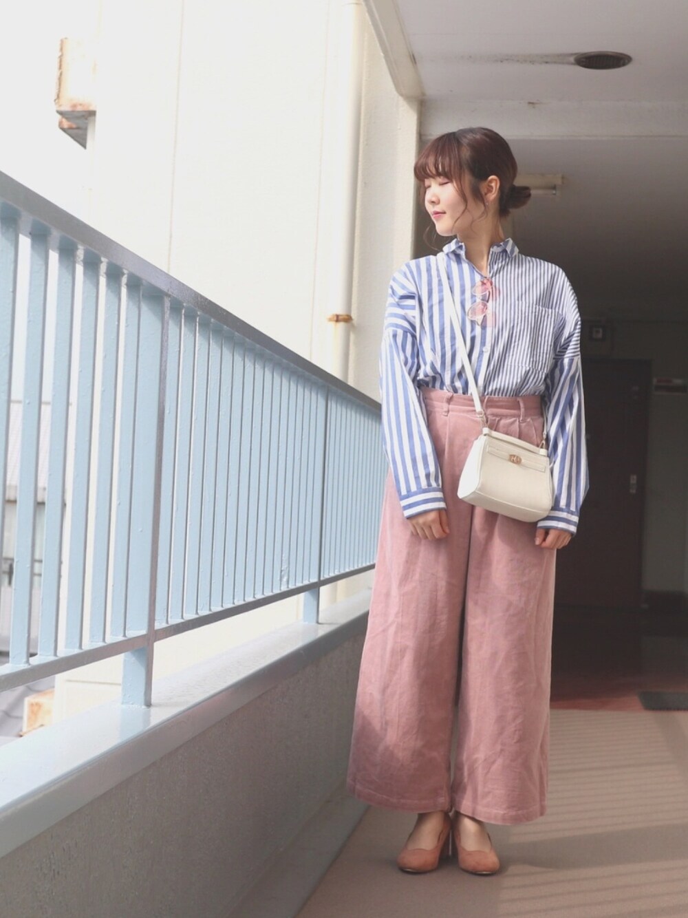 「春コーデ、ストライプ、ワイドパンツ、丸メガネ、春色、おしゃれさんと繋がりたい、ショルダーバッグ、オトナ女子、デート、シャツスタイル」｜「Bershkaのアイテム（シャツ/ブラウス、ブルー系）」を使った、すみカピさん（レディース・157cm）の冬コーディネートの1枚目の写真