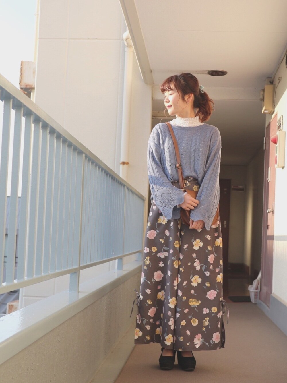 「春、ootd、おしゃれさんと繋がりたい、花柄、春コーデ、ワイドパンツ、休日スタイル、ハイネック、プチプラ、ショルダーバッグ」｜「LOWRYS FARMのアイテム（シャツ/ブラウス、ホワイト系）」を使った、すみカピさん（レディース・157cm）の春コーディネートの1枚目の写真