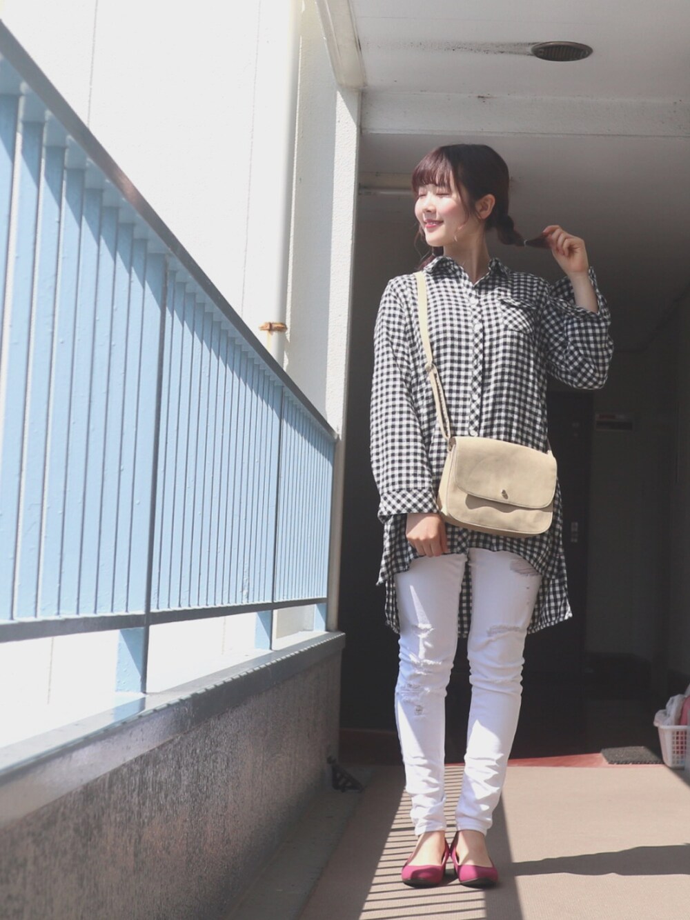 「休日スタイル、プチプラ、春コーデ、ootd、春、ギンガムチェック、お洒落さんとつながりたい、デニムパンツ、白スキニー、シャツスタイル」｜「OLD NAVYのアイテム（デニムパンツ、ホワイト系）」を使った、すみカピさん（レディース・157cm）の春コーディネートの1枚目の写真