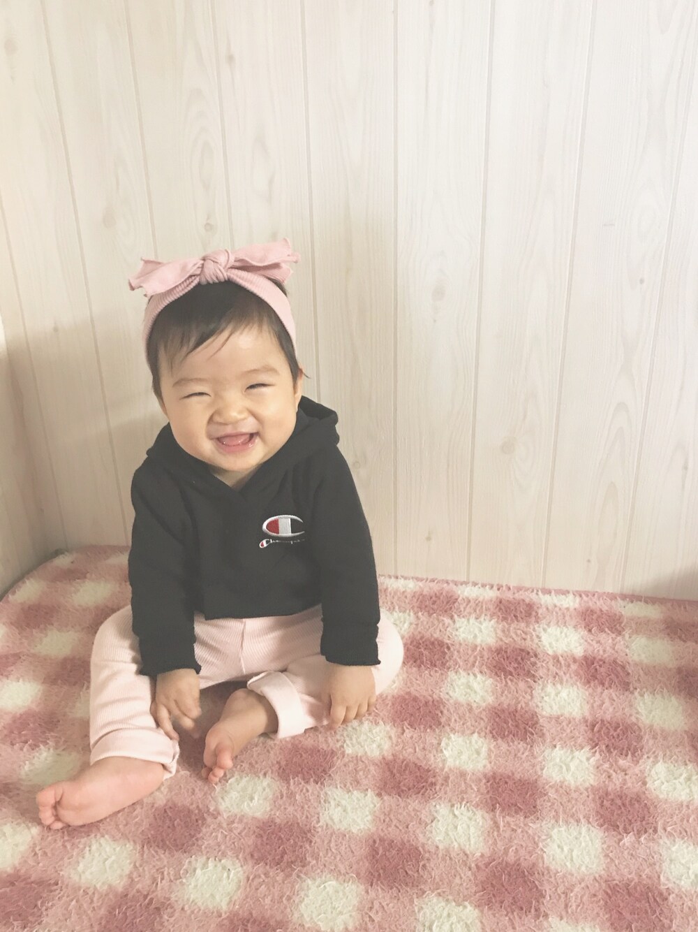 「シンプルコーデ、プチプラコーデ、女の子、ベビーコーデ、チャンピオン パーカー、チャンピオン、ボーイッシュコーデ、9ヶ月、パーカーコーデ」｜「Handmadeのアイテム（ヘアバンド、ピンク系）」を使った、fuuka◡̈⃝さん（キッズ・60cm）の秋コーディネートの1枚目の写真