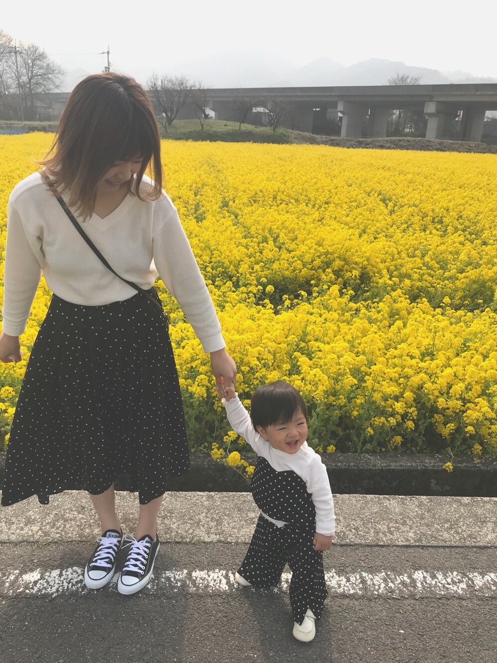 「キッズコーデ、春コーデ、リンクコーデ、ドットリンク、ドットスカート、ママコーデ、ママファッション、ママと娘、女の子コーデ、菜の花畑」｜「Right-onのドットＳＫ（スカート、ブラック系）」を使った、fuuka◡̈⃝さん（キッズ・60cm）の春コーディネートの1枚目の写真