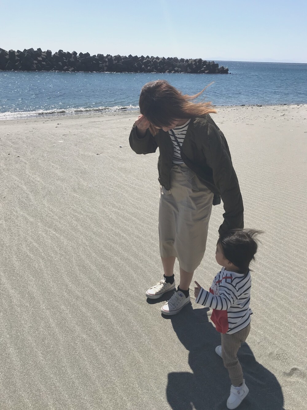 「キッズコーデ、春コーデ、シンプル、ボーダー、ボーダーリンク、親子リンク、ママコーデ、ママファッション、ママと娘」｜「UNIQLOのハイウエストベルテッドナロースカート（丈標準70～72cm）（スカート、ベージュ系）」を使った、fuuka◡̈⃝さん（キッズ・60cm）の春コーディネートの1枚目の写真