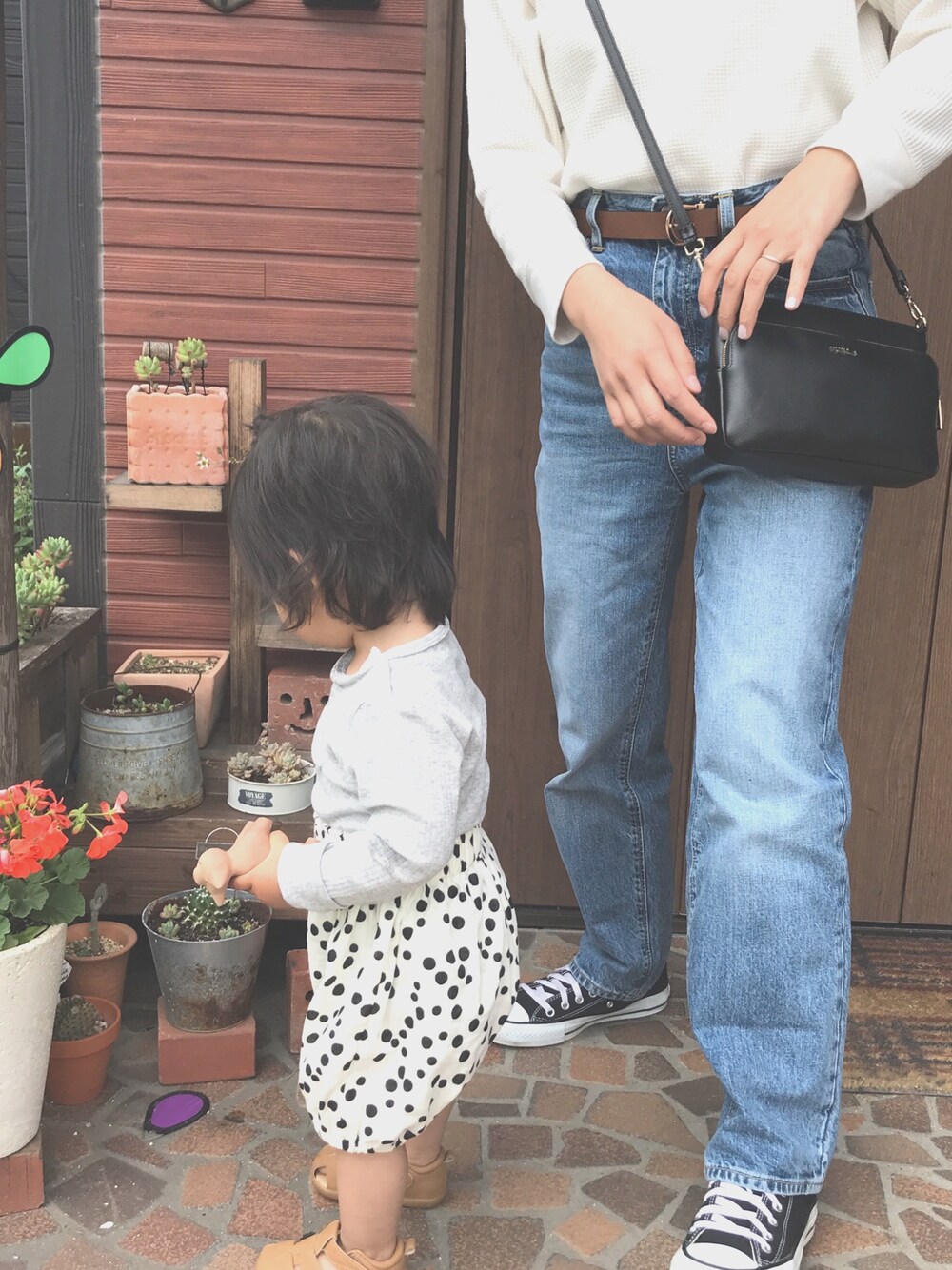 「女の子ママ、ママコーデ、神デニム、楽チンコーデ、プチプラ」｜「GUのアイテム（デニムパンツ、ブルー系）」を使った、fuuka◡̈⃝さん（キッズ・60cm）の春コーディネートの1枚目の写真